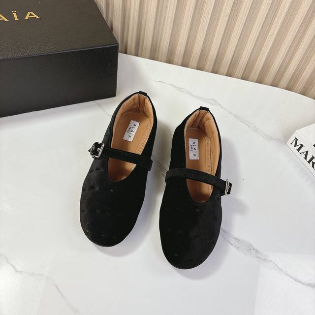 小众alaia 2024Vs最新单鞋系列 复古横带单鞋 满满的少女风 既摩登又复古的味道 非常的简约大气 不管是半身裙 连衣裙还是牛仔裤 它都能成为点睛之笔！